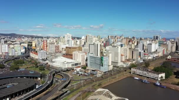 Porto Alegre Brezilya. Brezilya 'nın ufuk çizgisi. Rio Grande do Sul Brezilya 'nın Porto Alegre şehrindeki binalar. - Video, Çekim