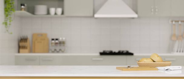 Comptoir moderne de cuisine blanche avec du pain dans un panier, planche à découper et espace de copie pour l'affichage du produit sur l'espace de cuisine en arrière-plan. rendu 3d, illustration 3d - Photo, image