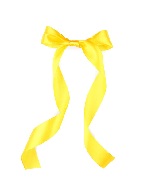 Лук из желтой ленты на белом фоне
 - Фото, изображение