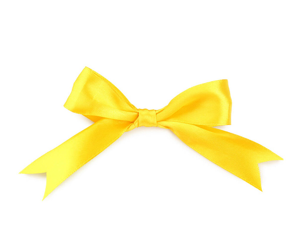 Strik gemaakt van geel lint op witte achtergrond - Foto, afbeelding