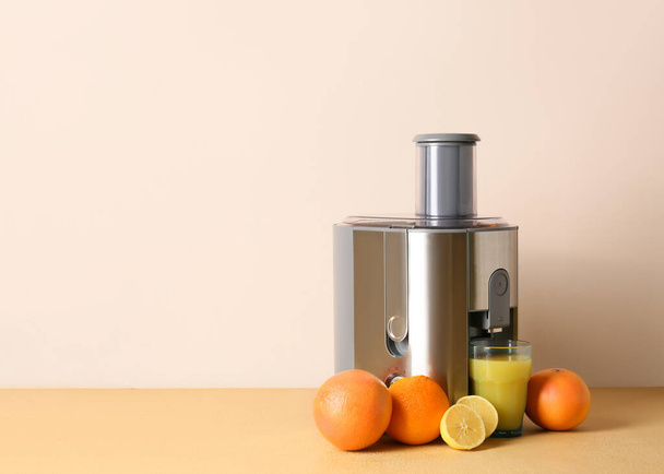 Juicer moderno com frutas frescas na mesa - Foto, Imagem