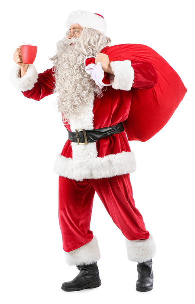Santa Claus s šálkem horkého kakaa a taška na bílém pozadí - Fotografie, Obrázek