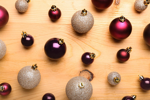 Diverse palle di Natale su sfondo di legno - Foto, immagini