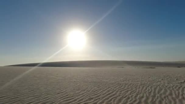 Panorámás naplemente táj Lencois Maranhthe Brazíliában. Szcenírozott homokdűnék és türkiz esővíz tavak. Utazási célpontok. Trópusi táj. - Felvétel, videó
