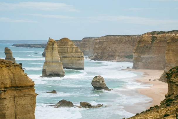 Die 12 Apostel sind ein malerisches Touristenziel entlang der Great Ocean Road an der Südküste Victorias. Australischer Roadtrip. - Foto, Bild