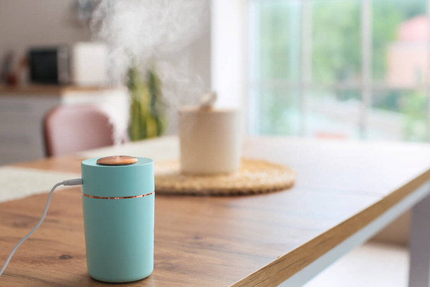 Сучасний зволожувач повітря на столі на кухні
 - Фото, зображення
