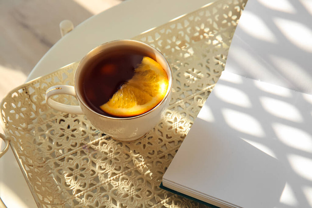Tazza di tè saporito sul tavolo in caffè - Foto, immagini