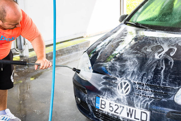Lavage et nettoyage de voiture en libre-service station de lavage de voiture. Lavage de voitures à l'eau haute pression à Bucarest, Roumanie, 2021 - Photo, image