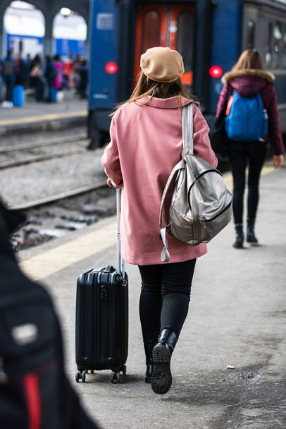 Voyageurs et navetteurs en attente d'un train sur le quai de la gare de Bucarest Nord (Gara de Nord Bucarest) à Bucarest, Roumanie, 2022 - Photo, image