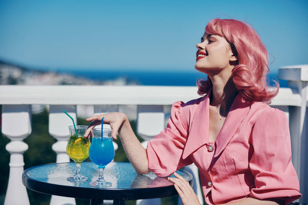 ritratto di bella donna godendo di un colorato cocktail hotel terrazza inalterata - Foto, immagini