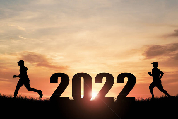 Bonne année 2022 concept. Silhouette d'un homme sautant librement et joyeusement. - Photo, image