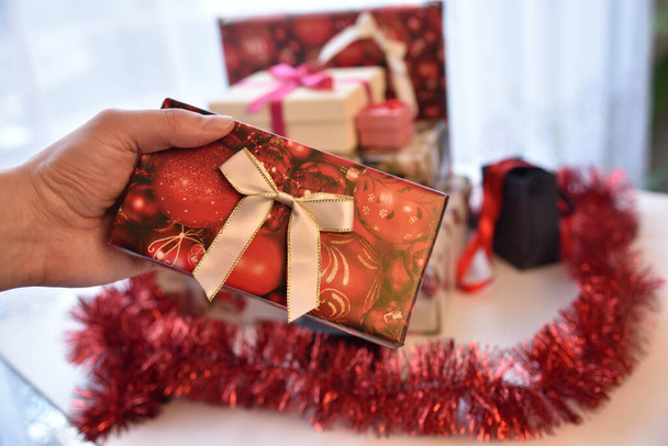 Het kerstseizoen nadert. Kleurrijke geschenkdozen, verpakte cadeautjes met kerstpapier en linten.  - Foto, afbeelding