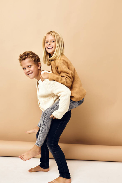 niños juntos en suéteres diversión casual desgaste aislado fondo - Foto, Imagen