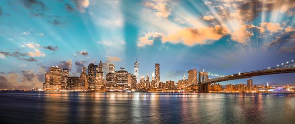 Dramatická obloha nad Brooklynským mostem a Manhattan - Fotografie, Obrázek