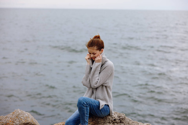 hermosa mujer suéteres nublado mar admirando la naturaleza concepto de relajación - Foto, imagen