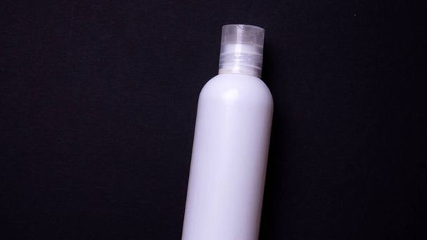 пляшка шампуню або кондиціонера для волосся ізольована на чорному фоні
 - Фото, зображення