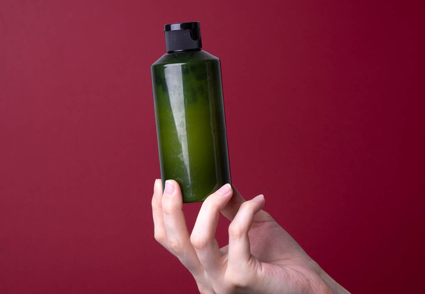 verpakking van lotion of handcrème in vrouwelijke handen - Foto, afbeelding