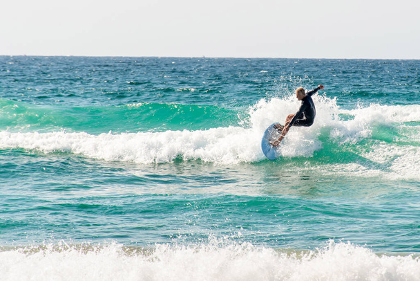 Sydney, Australië 2021-02-28 Surfers vangen golven in de oceaan bij Cronulla, NSW, Australië - Foto, afbeelding