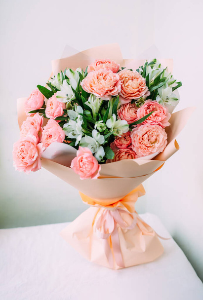 Ylellinen kukkakimppu tuoretta pastelli vaalean vaaleanpunainen ruusuja - Valokuva, kuva