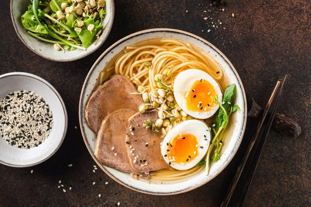 Ramen noodles bowl with pork and egg - Foto, imagen