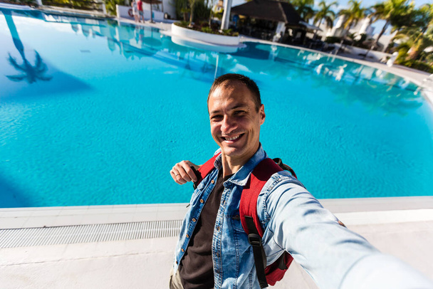 homme prend un selfie près de la piscine - Photo, image