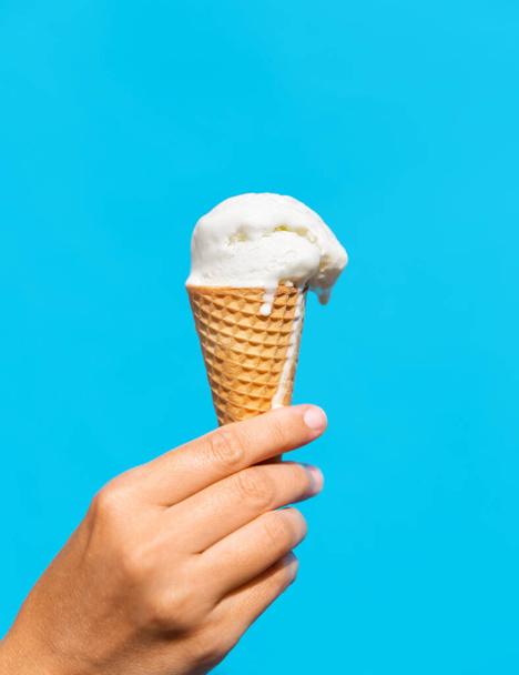 close up of hand holding waffle ice cream cone - Foto, immagini