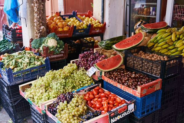 Korfu, Griechenland - 10.07.2021: Obst- und Gemüseladen auf einem öffentlichen Markt in Griechenland - Foto, Bild