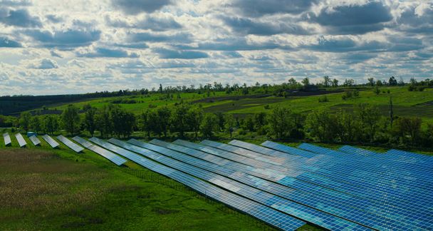 Drone colpo batterie solari campo. Parco dei pannelli solari. Fonte di energia alternativa - Foto, immagini