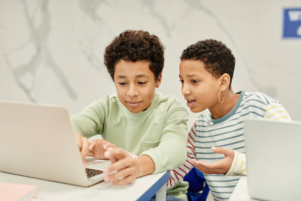 Niños usando Computadora en Clase - Foto, imagen