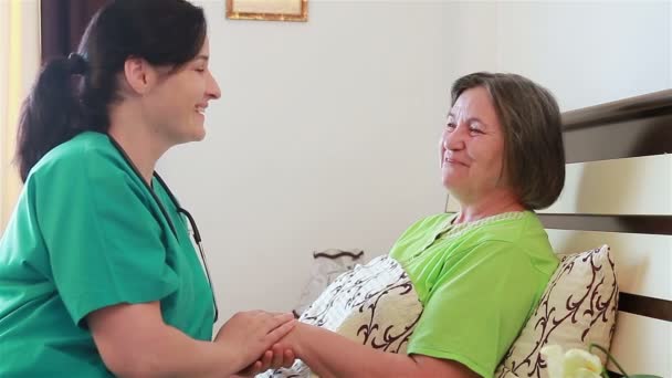 Mulher sênior conversando com enfermeira
 - Filmagem, Vídeo