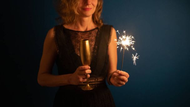 Женщина с блестками в руках С Новым годом - Фото, изображение