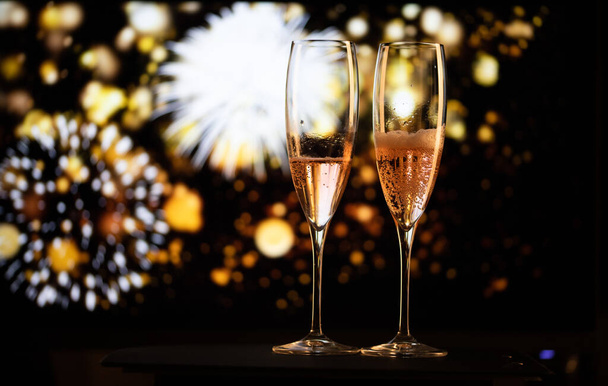 два бокала шампанского и праздничный свет с Новым годом - Фото, изображение