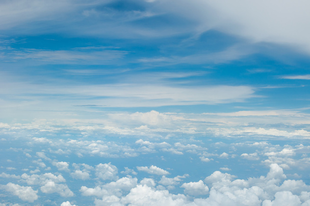 ふわふわした白い雲と青い空を背景 - 写真・画像