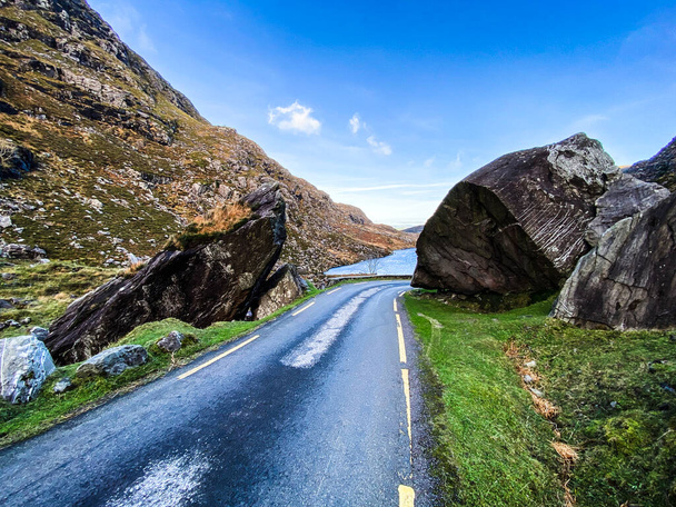 Kerry Halkası 'ndaki Dunloe Geçidi' ndeki virajlı yollar. Kerry ilçesinin kuzeyinden İrlanda 'ya uzanan dar bir dağ geçidi. - Fotoğraf, Görsel