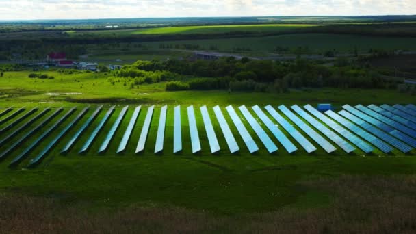 Drone view zonnepanelen park in groen veld. Rijen zonne-energie vanuit de lucht  - Video