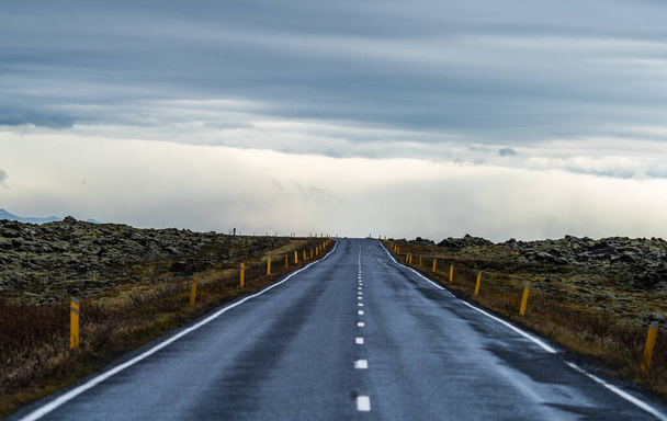 Изолированная прямая дорога после шторма - Фото, изображение