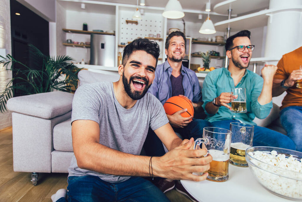 Amigos felizes ou fãs de basquete assistindo jogo de basquete na TV e celebrando a vitória em casa. - Foto, Imagem