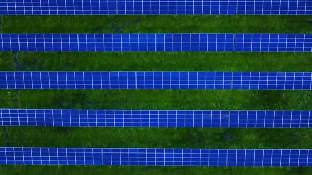 Üst manzara mavi güneş panelleri parkı. Yenilenebilir enerji kaynakları. Sürdürülebilir enerji - Video, Çekim