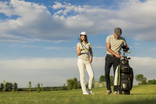 Fiatal pár, golfozni - Fotó, kép