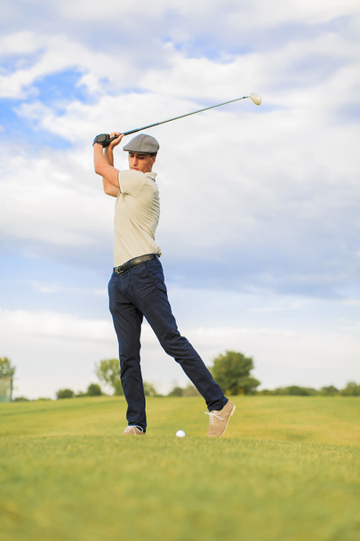 Young man playing golf - 写真・画像