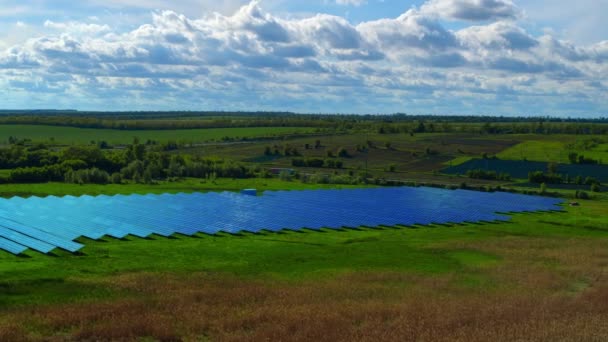 Vista aérea de los paneles solares parque en el paisaje rural con cielo nuboso - Metraje, vídeo