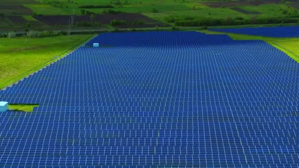 Uusiutuvan energian maatila maaseudulla. Antenni näkymä rivit aurinkopaneelit - Materiaali, video