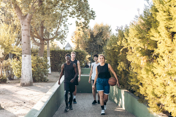 Ystävät kävelevät polulle koripallon kanssa - Valokuva, kuva