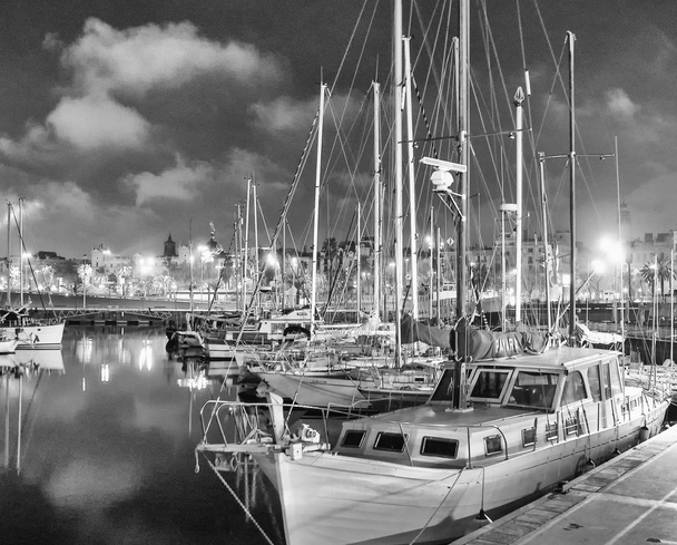 Barcos en la noche
 - Foto, imagen