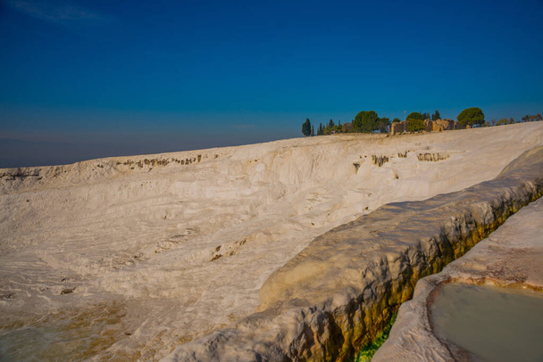 PAMUKKALE, DENIZLI, TURKEY: A stream of natural water on white travertines on a sunny day in Pamukkale. - Foto, immagini