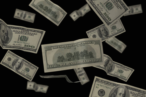Létající 100 amerických dolarů bankovky izolované na černém pozadí s kopírovacím prostorem. Déšť z klesajících dolarů izolovaných na černém pozadí. - Fotografie, Obrázek