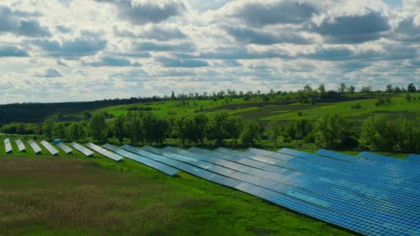 Drone disparó campo de baterías solares. Parque de paneles solares. Fuente de energía alternativa - Metraje, vídeo