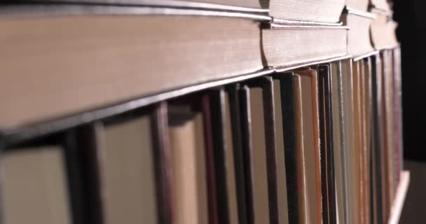 Mnoho knih uspořádaných v policích ve velkém knihkupectví - Záběry, video