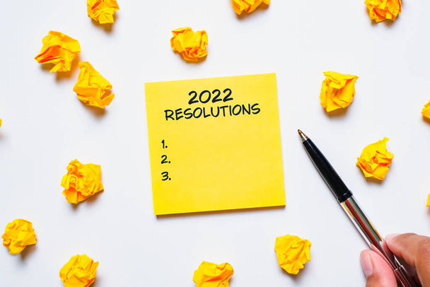 2022 résolutions, objectifs plans dans la vie, affaires, gros plan de l'homme écrivant et se préparant pour la nouvelle année 2022 - Photo, image
