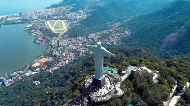 Rio de Janeiro Brezilya 'daki Kurtarıcı İsa heykelinin hava manzarası. Coast City 'nin simgesi. Tropik seyahat. Yaz manzarası. Uluslararası seyahat. - Video, Çekim
